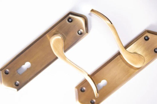 SONNATO TORINO LEVER ON LOCK PLATE HANDLE